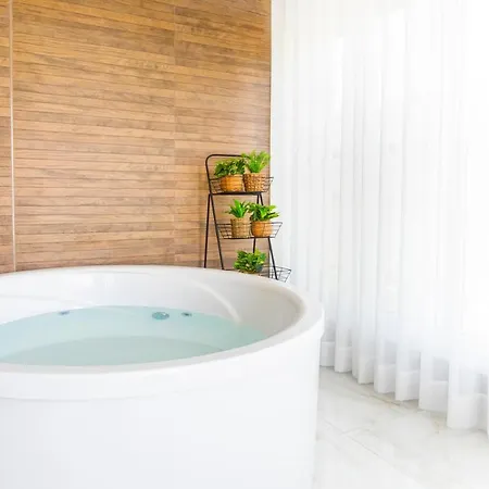 צימר על הים גקוזי ואירוח איכותי Oceanfront Beach House W Jacuzzi Haïfa Extérieur photo