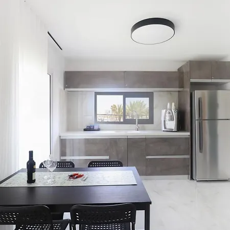 צימר על הים גקוזי ואירוח איכותי Oceanfront Beach House W Jacuzzi Haïfa Extérieur photo
