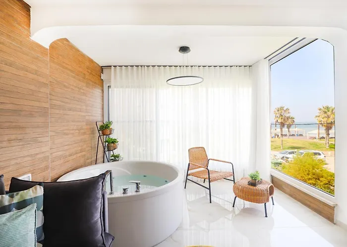 צימר על הים גקוזי ואירוח איכותי Oceanfront Beach House W Jacuzzi