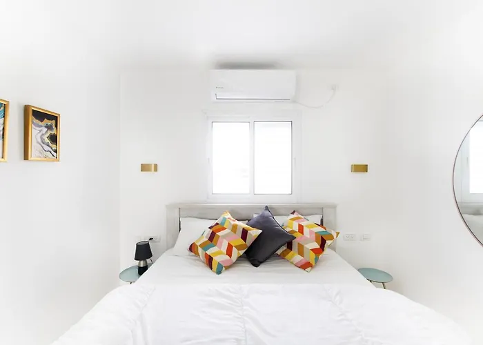 צימר על הים גקוזי ואירוח איכותי Oceanfront Beach House W Jacuzzi