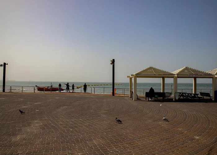 צימר על הים גקוזי ואירוח איכותי Oceanfront Beach House W Jacuzzi