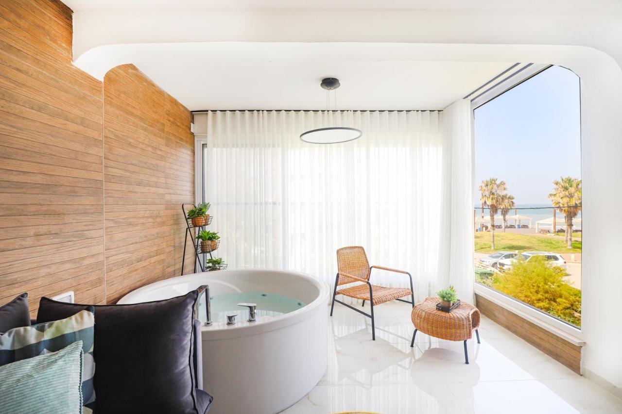 על הים גקוזי ואירוח איכותי Oceanfront House W Jacuzzi Haïfa