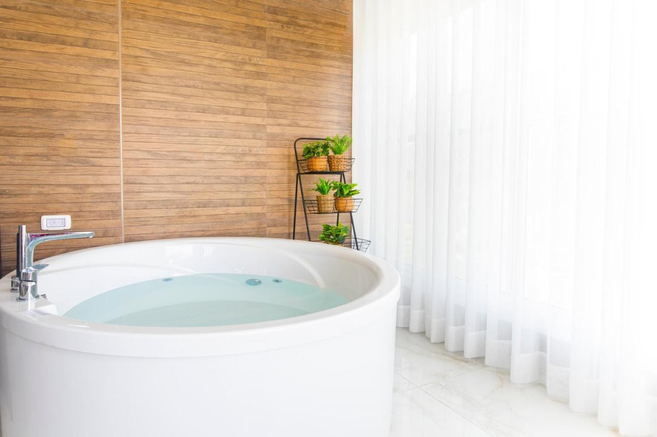 על הים גקוזי ואירוח איכותי Oceanfront House W Jacuzzi Apartment *