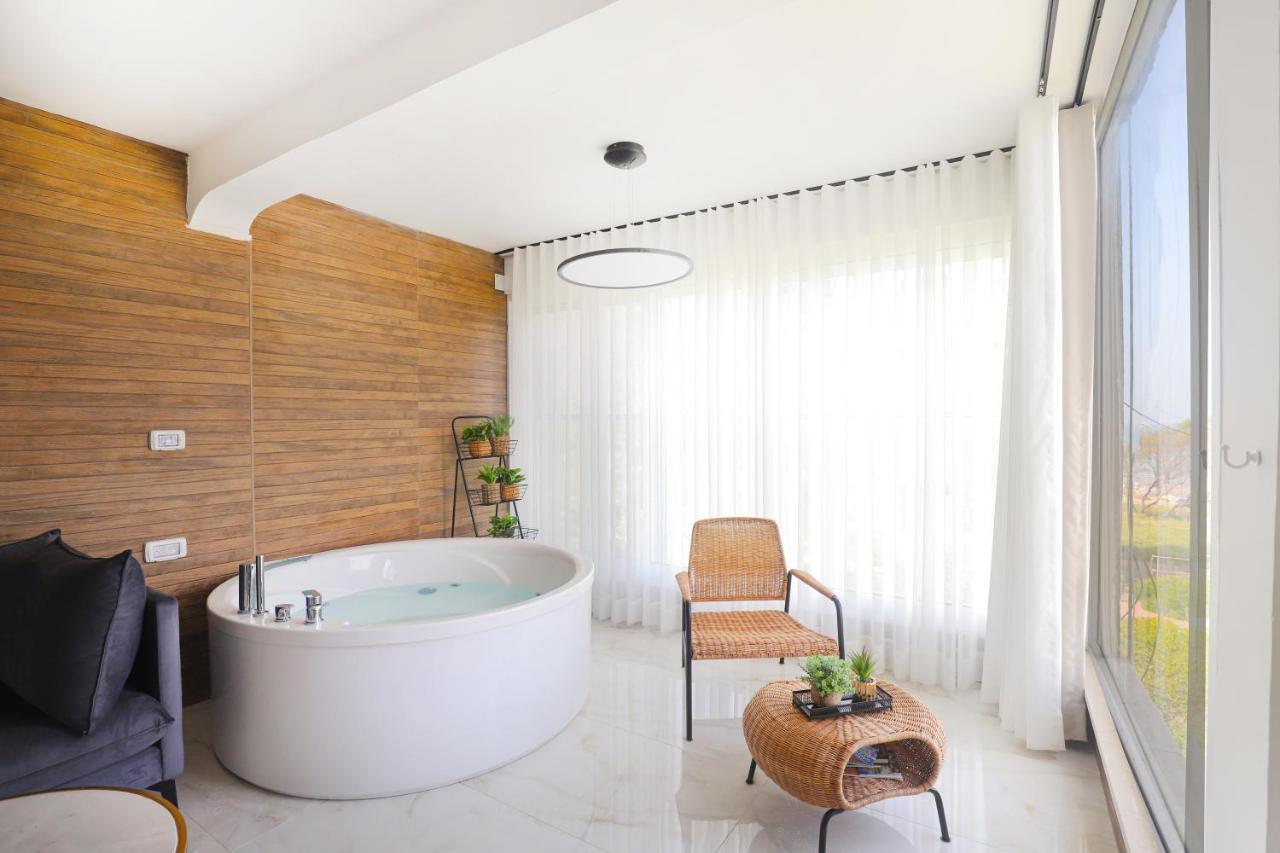 על הים גקוזי ואירוח איכותי Oceanfront House W Jacuzzi Appartement *