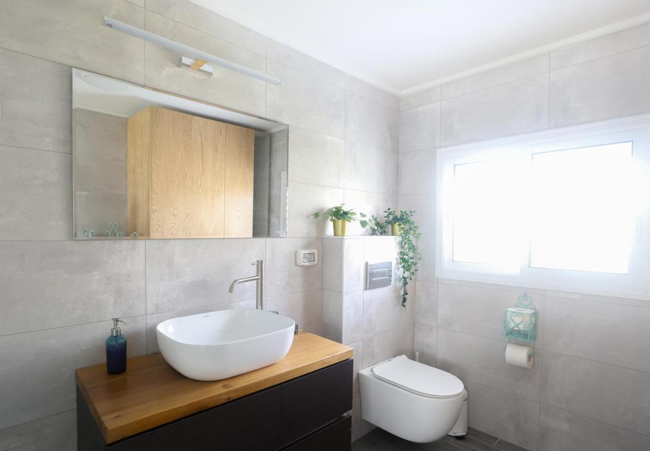 Appartement על הים גקוזי ואירוח איכותי Oceanfront House W Jacuzzi Haïfa